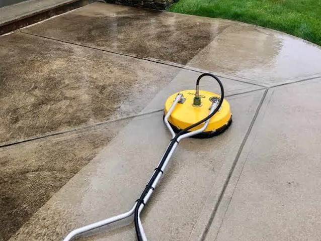High-pressure washing revealing clean concrete on a Kitsap County driveway
